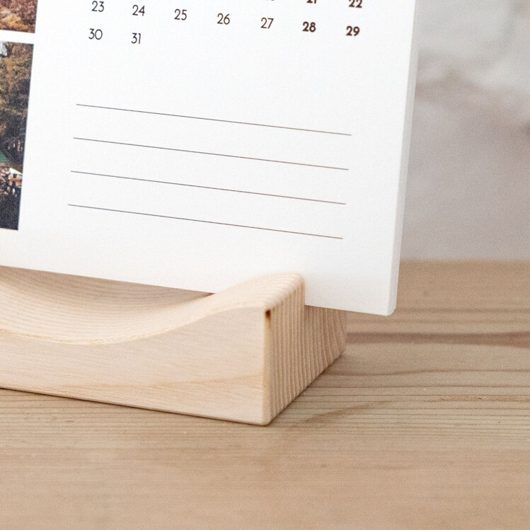 Tischkalender mit Holzfuß Florale Gravur